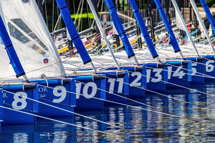Яхты на причале яхт-клуба Tenzor Sailing Club в Мытищах на берегу Пестовского водохранилища