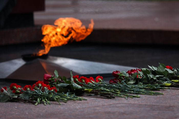 Возложение губернатором венка к Могиле Неизвестного Солдата