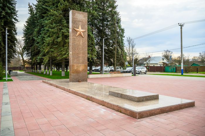 Мемориал воинам Великой Отечественной войны в микрорайоне Белые Столбы города Домодедово осенью