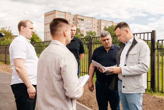 Всеволод Волосевич оценил выполнение работ по благоустройству дворовых территорий и «народных троп»