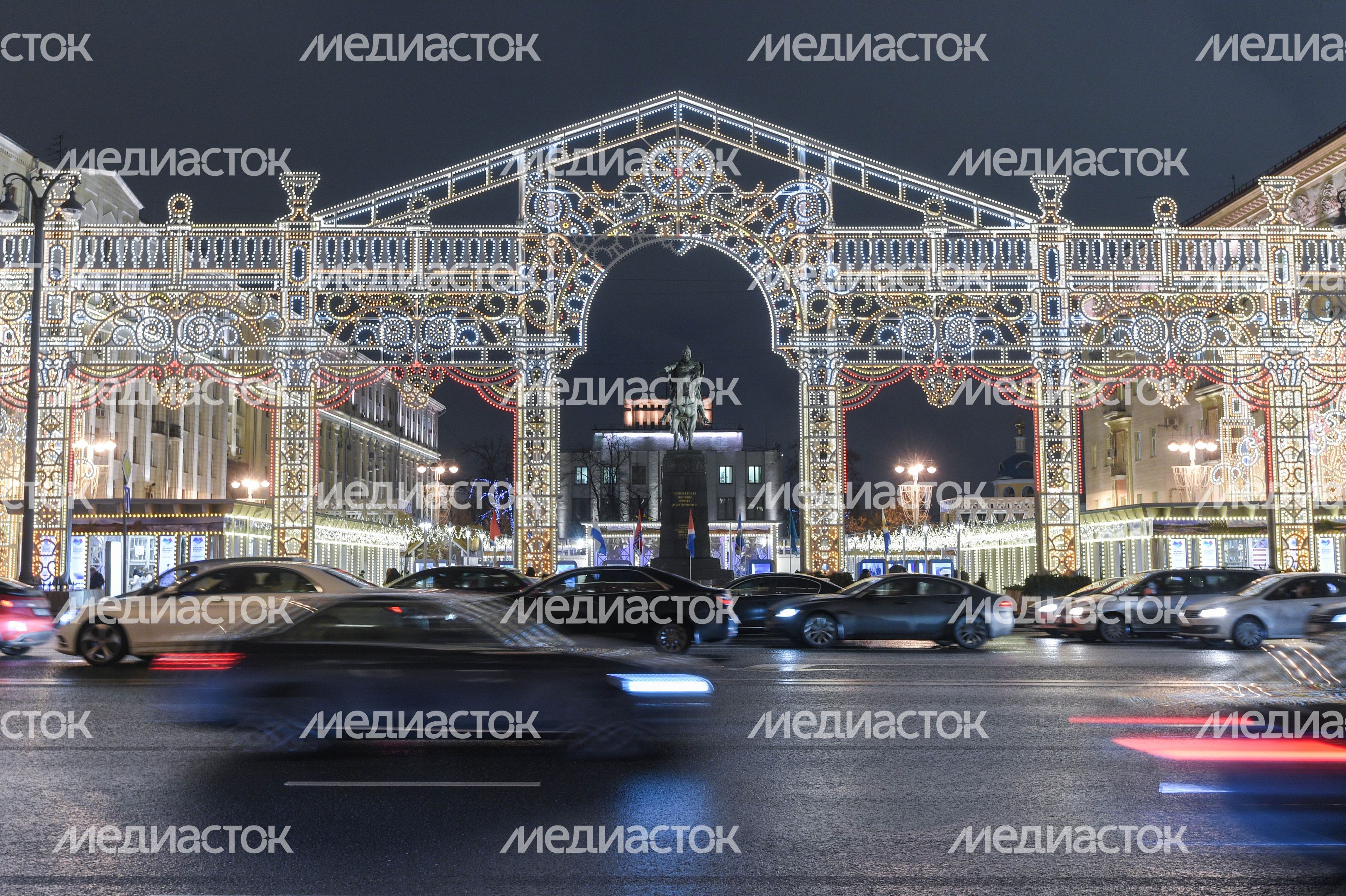Включение подсветки новогодней арки в стиле театра «Эрмитаж» в Москве Включение подсветки новогодней арки в стиле театра «Эрмитаж» в Москве