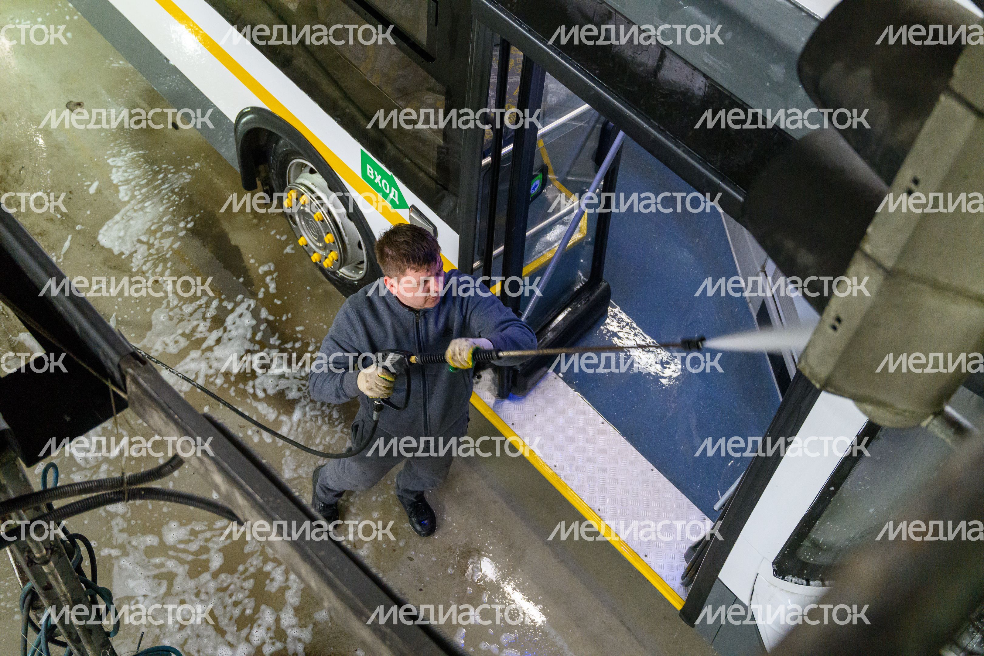 Мойка кузова автобуса перед отправлением в рейс Мойка кузова автобуса перед отправлением в рейс