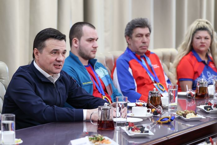 Андрей Воробьёв поздравил команду по следж-хоккею «Гвардия» с победой
