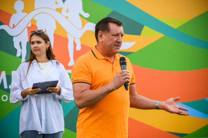 Председатель городского Совета депутатов, руководитель фракции "Единой России" Геннадий Попов перед вручением наград спортсменам