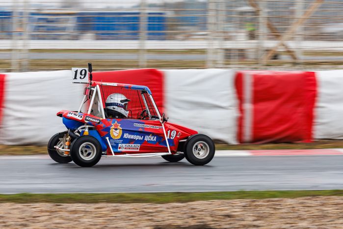 Детский заезд на мини-багги на гоночной трассе ADM Raceway в Мячково