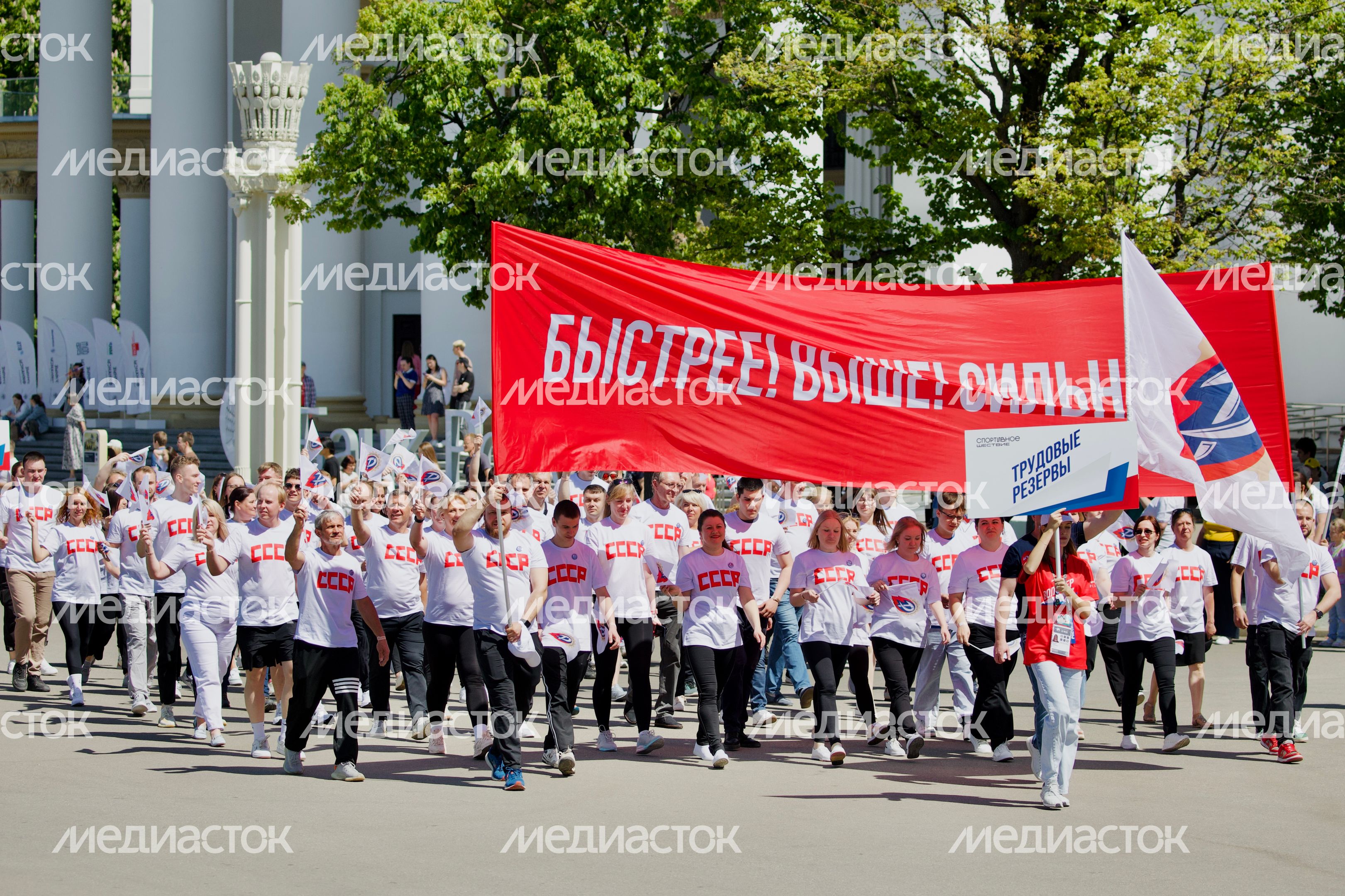 Подмосковные спортсмены с семьями присоединились к параду-шествию на ВДНХ