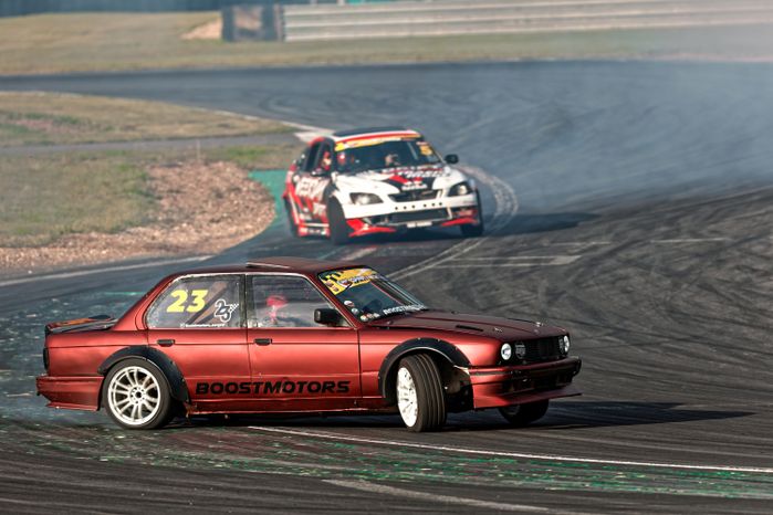 Дрифт-гонка автомобилей по автодрому Moscow Raceway на фестивале «Дрифт Экспо» в Волоколамске