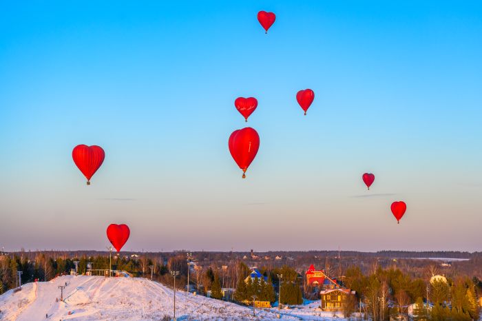 Воздушные шары в форме сердца в небе над Дмитровом
