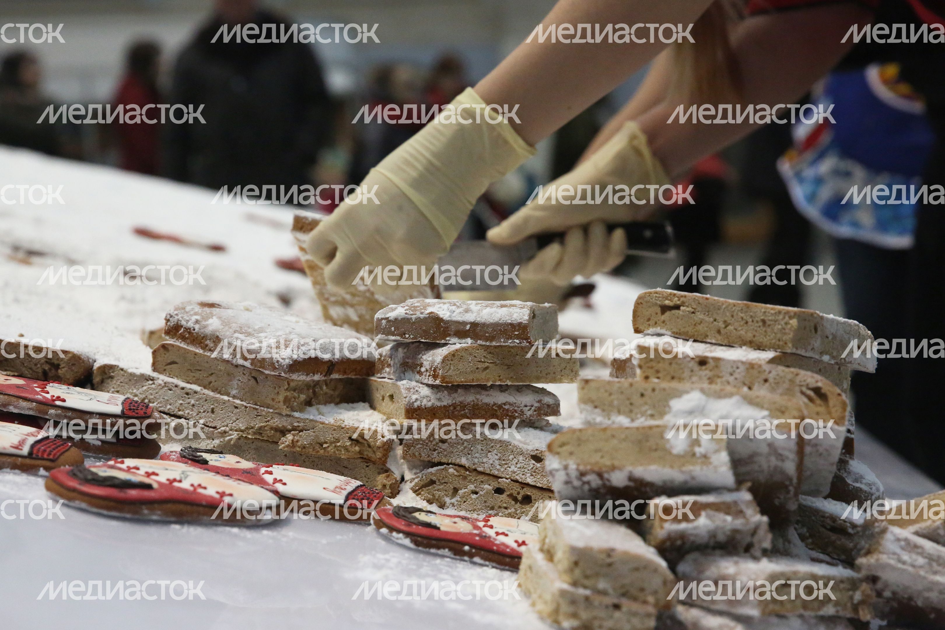Самая большая коврижка на ярмарке меда в Гостином Дворе