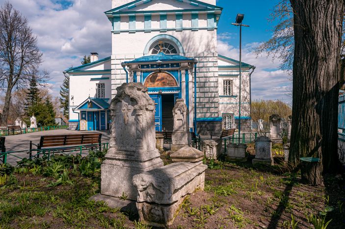 Весенние виды храма Рождества Христова в селе Беседы