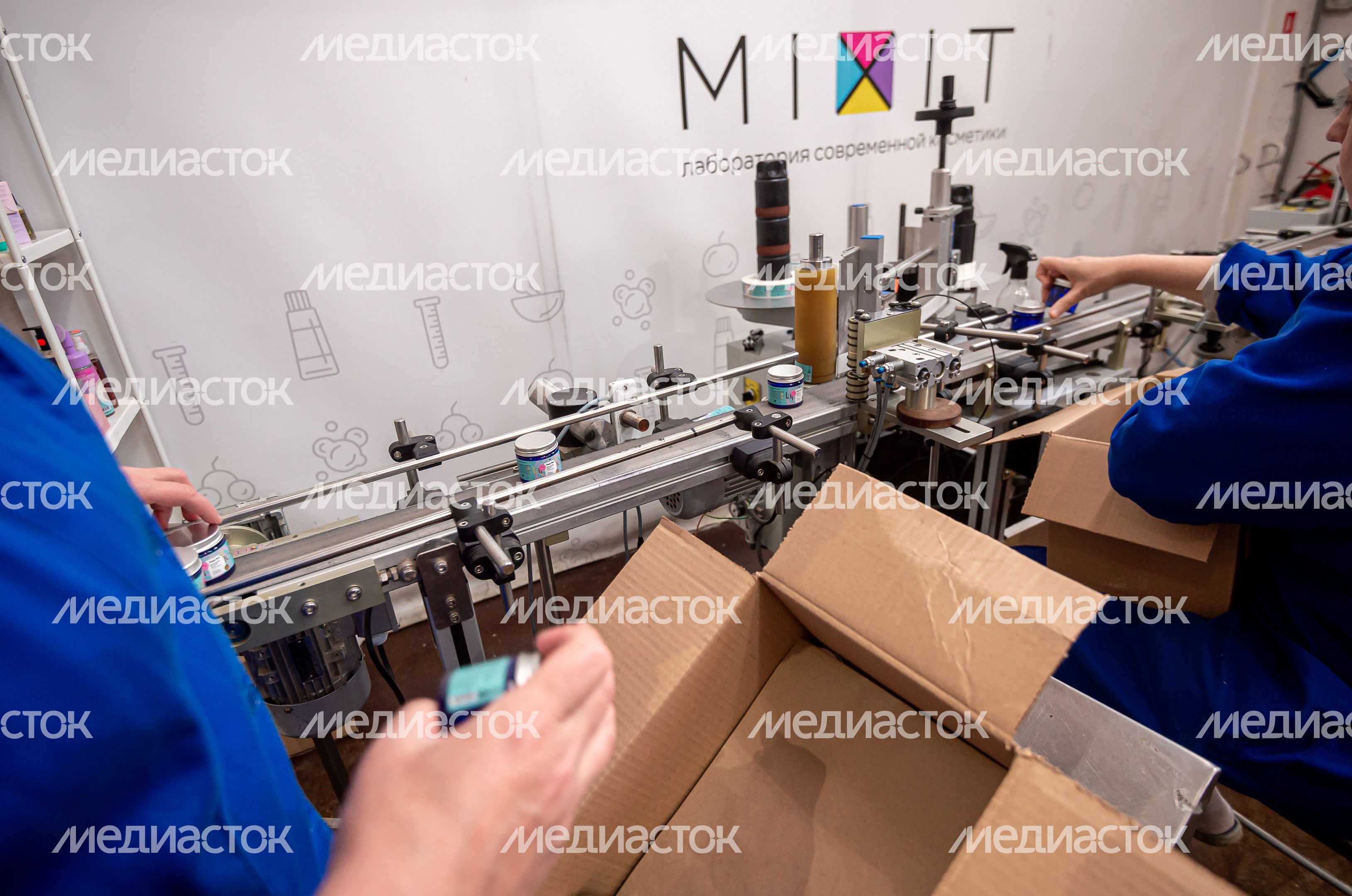 Процесс работы фабрики косметического бренда Mixit