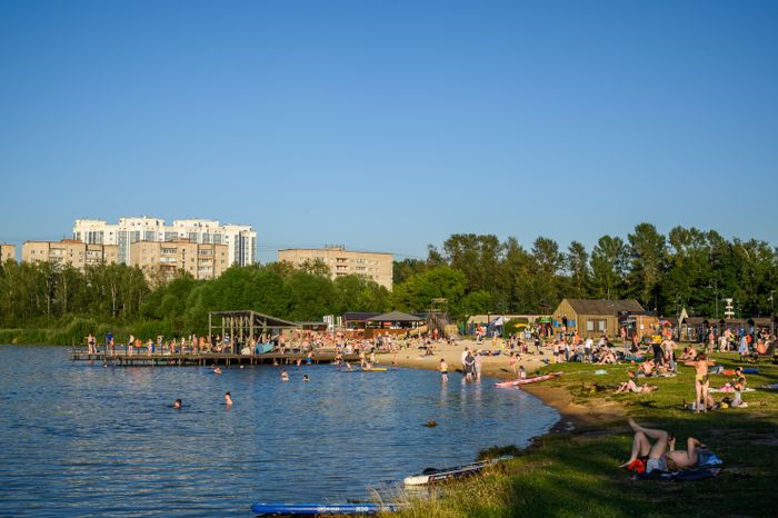 Городской пляж Солнечногорска на берегу озера Сенеж