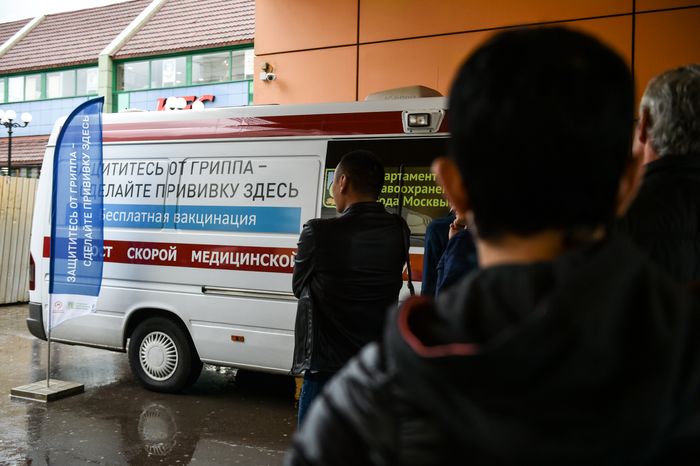 Мобильный прививочный пункт у станции московского метро