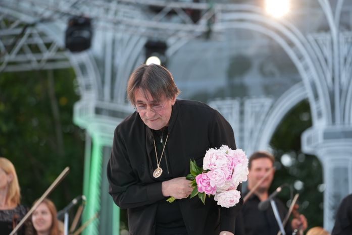 Дирижер Юрий Башмет принимает поздравления