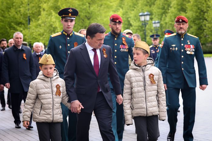 Возложение губернатором венка к Могиле Неизвестного Солдата