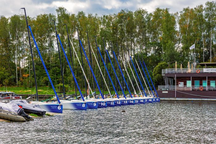 Лодки на причале яхт-клуба Tenzor Sailing Club в Мытищах на берегу Пестовского водохранилища