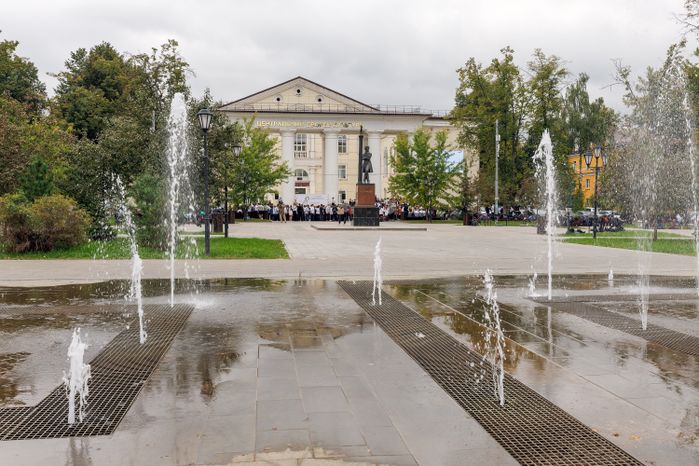 Фонтан на площади у Центрального дворца культуры на улице Пушкина в Щелково