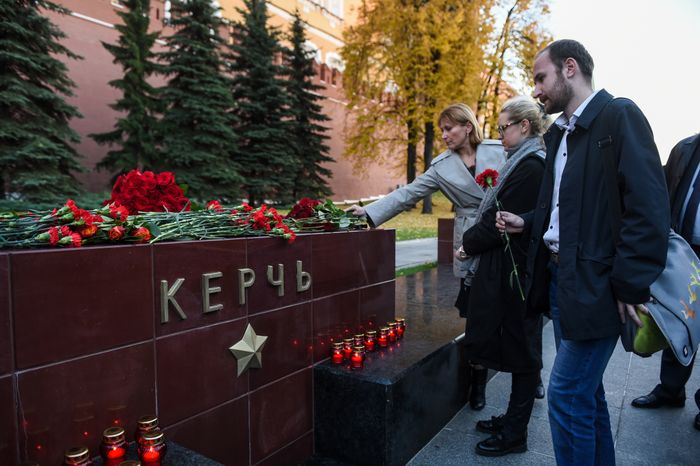 Возложение цветов к мемориалу города Керчь в Москве