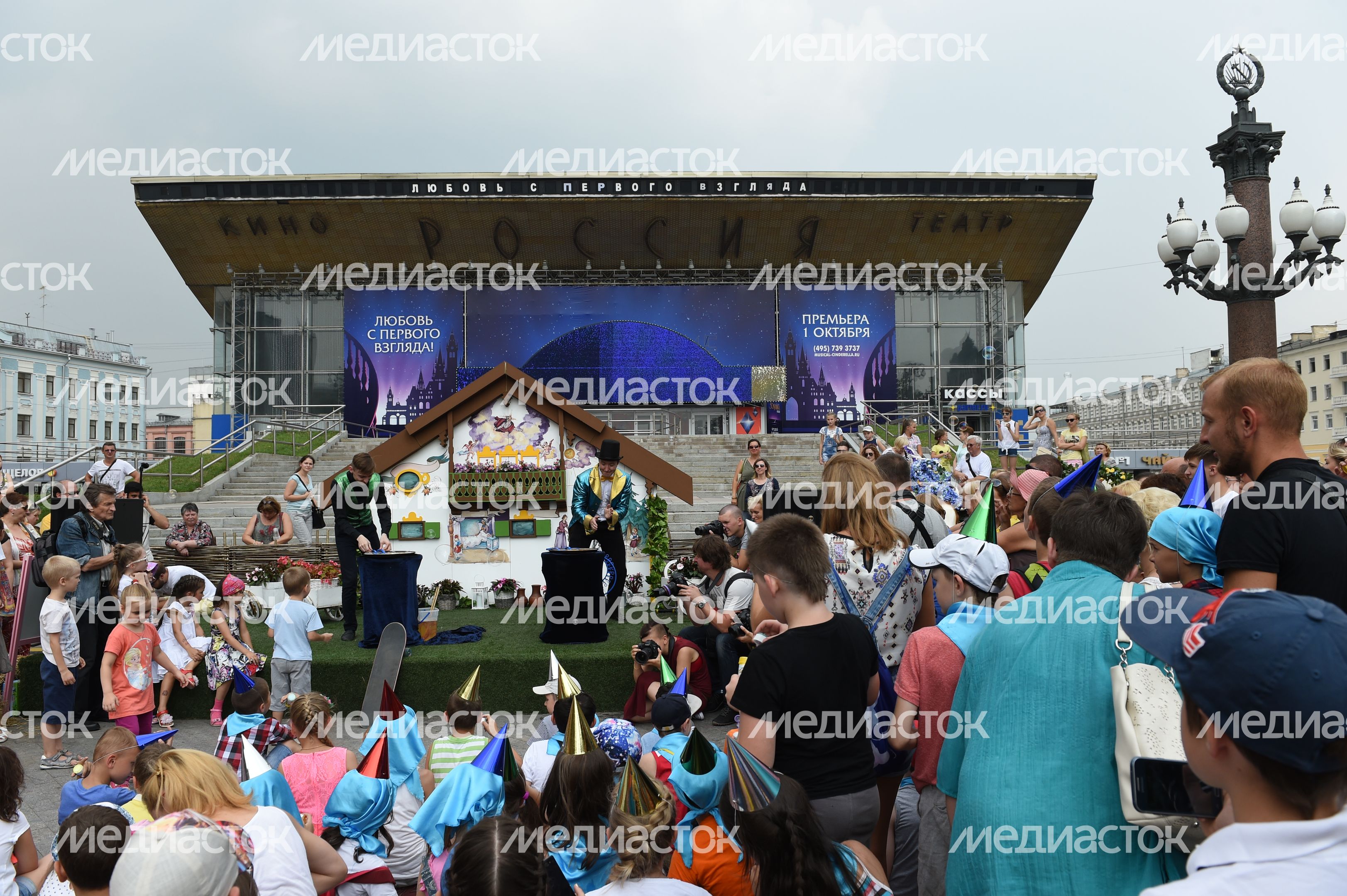 Шоу мыльных пузырей на Пушкинской площади в Москве