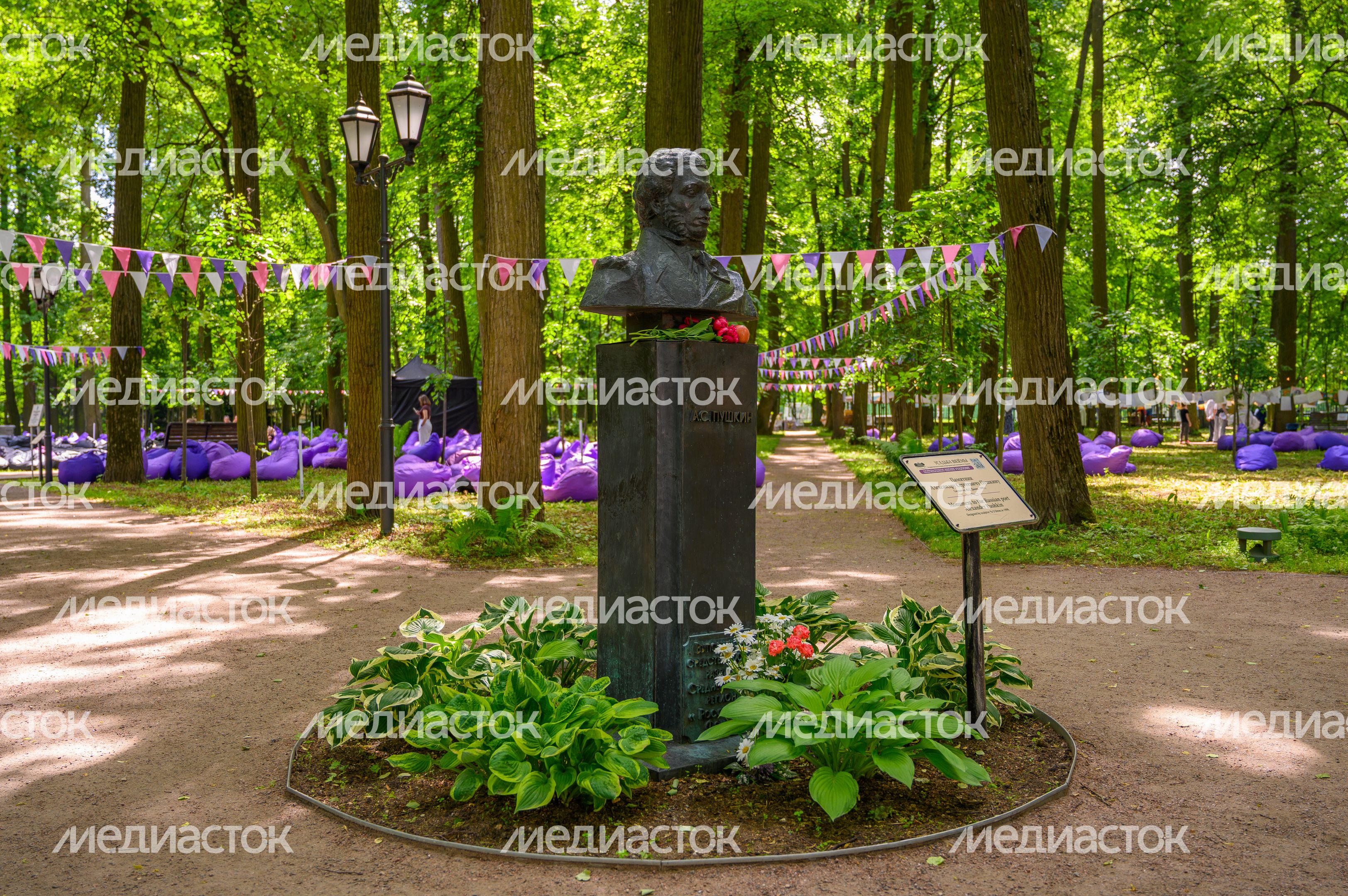 Памятник Александру Сергеевичу Пушкину в музее-заповеднике А.С. Пушкина в поселке Большие Вяземы Одинцовского округа Памятник Александру Сергеевичу Пушкину в музее-заповеднике А.С. Пушкина в поселке Большие Вяземы Одинцовского округа