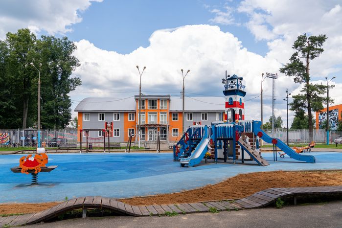 Детская площадка в Центральном парке имени В.В. Воровского в Наро-Фоминске летом