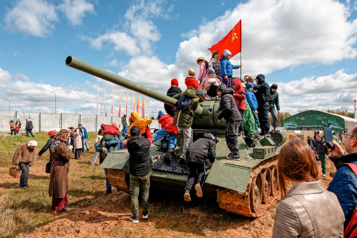 Военно-историческая реконструкция боя Великой Отечественной войны с техникой и авиацией в парке «Патриот» Одинцовского округа