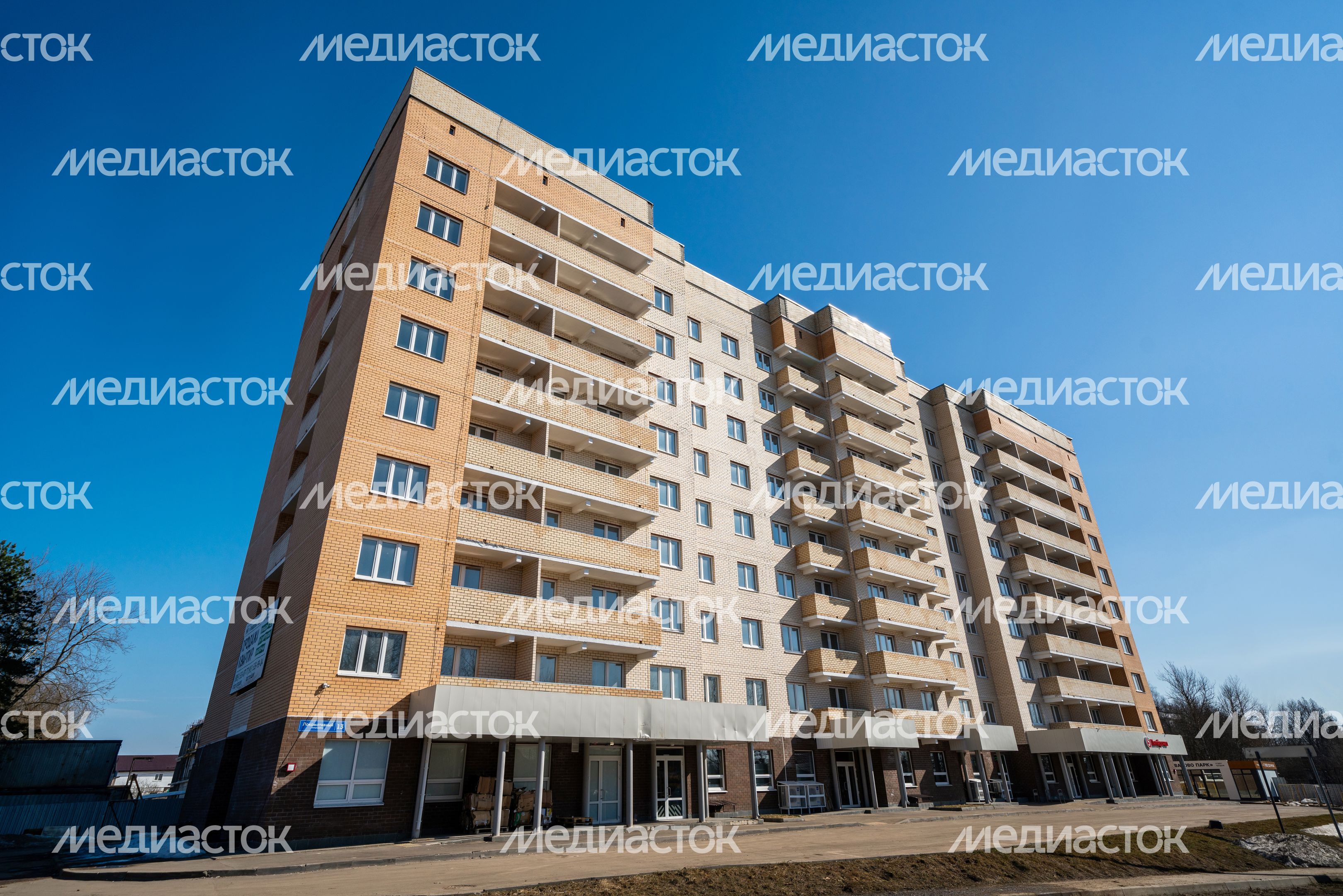 Новый дом в микрорайоне Локомотивный поселка Поварово округа Солнечногорск для переселенцев из аварийного жилья