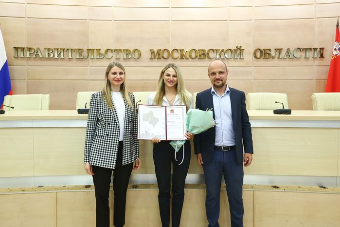 Подмосковным тренерам вручили сертификаты на покупку жилья по соципотеке