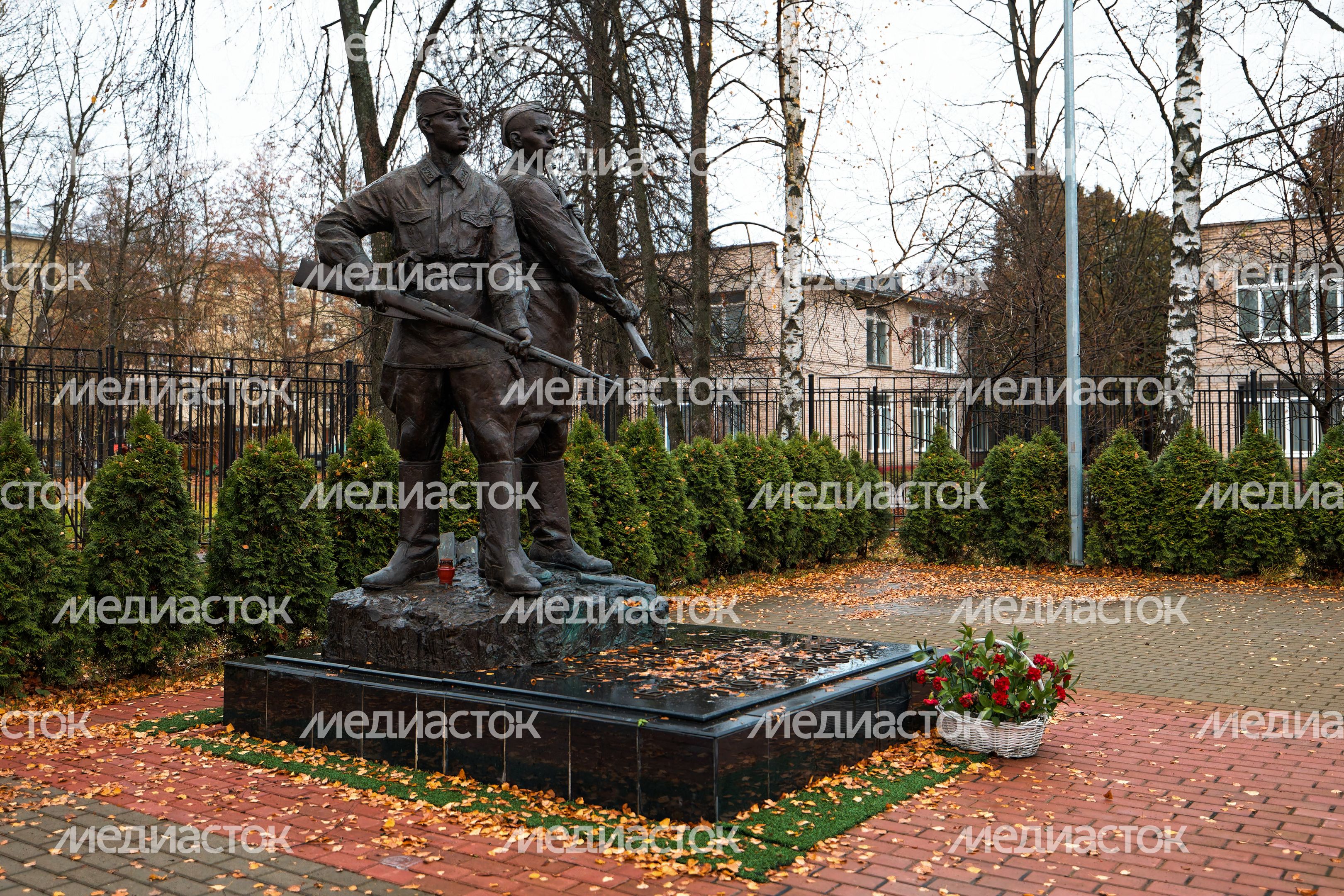 Памятник Подольским курсантам от благодарных потомков у Академического корпуса Гимназии имени Подольских курсантов Памятник Подольским курсантам от благодарных потомков у Академического корпуса Гимназии имени Подольских курсантов