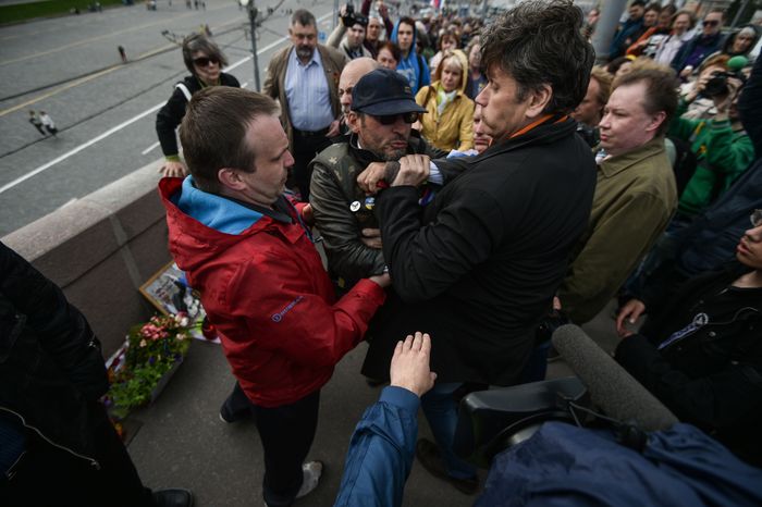 Возложение цветов к месту убийства Бориса Немцова в Москве