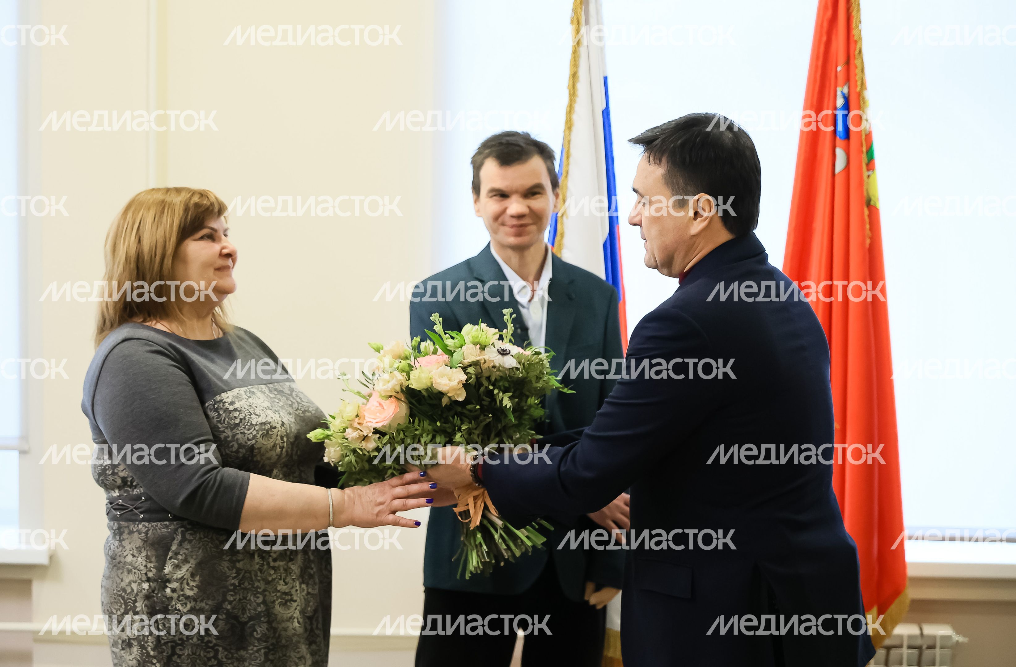 Вручение Губернатором Ордена Мужества добровольцу из Подольска