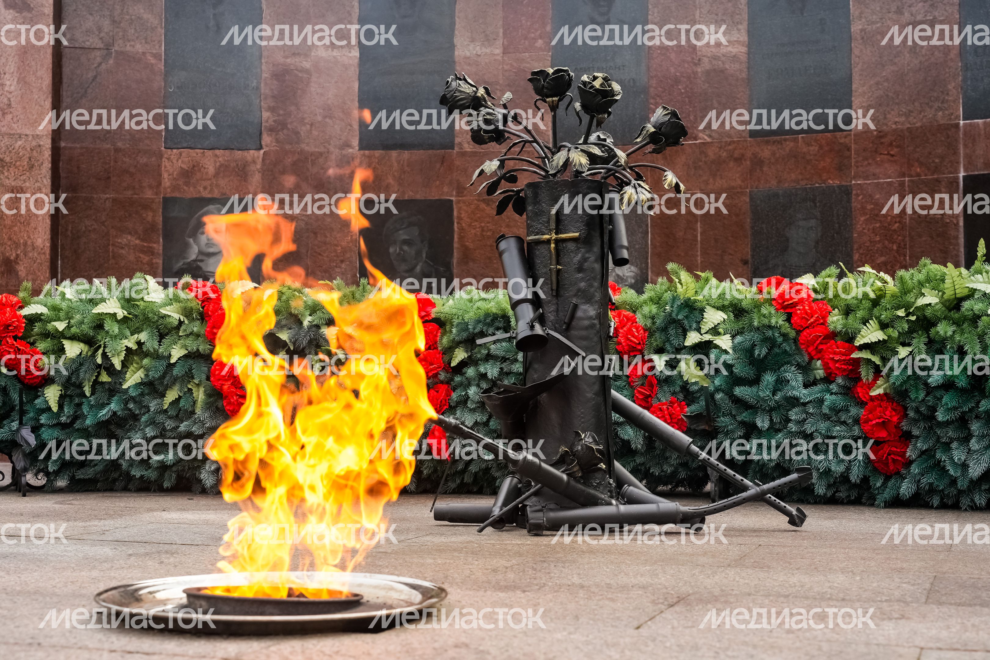 Губернатор возложил цветы к мемориалу погибших разведчиков 45-й отдельной бригады ВДВ Губернатор возложил цветы к мемориалу погибших разведчиков 45-й отдельной бригады ВДВ