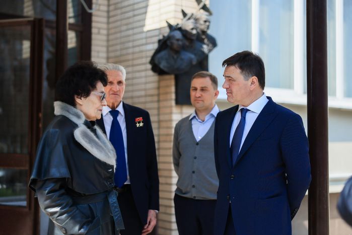 Посещение губернатором космонавта первого отряда