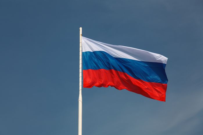 Флаг России на фоне голубого неба в Подмосковье