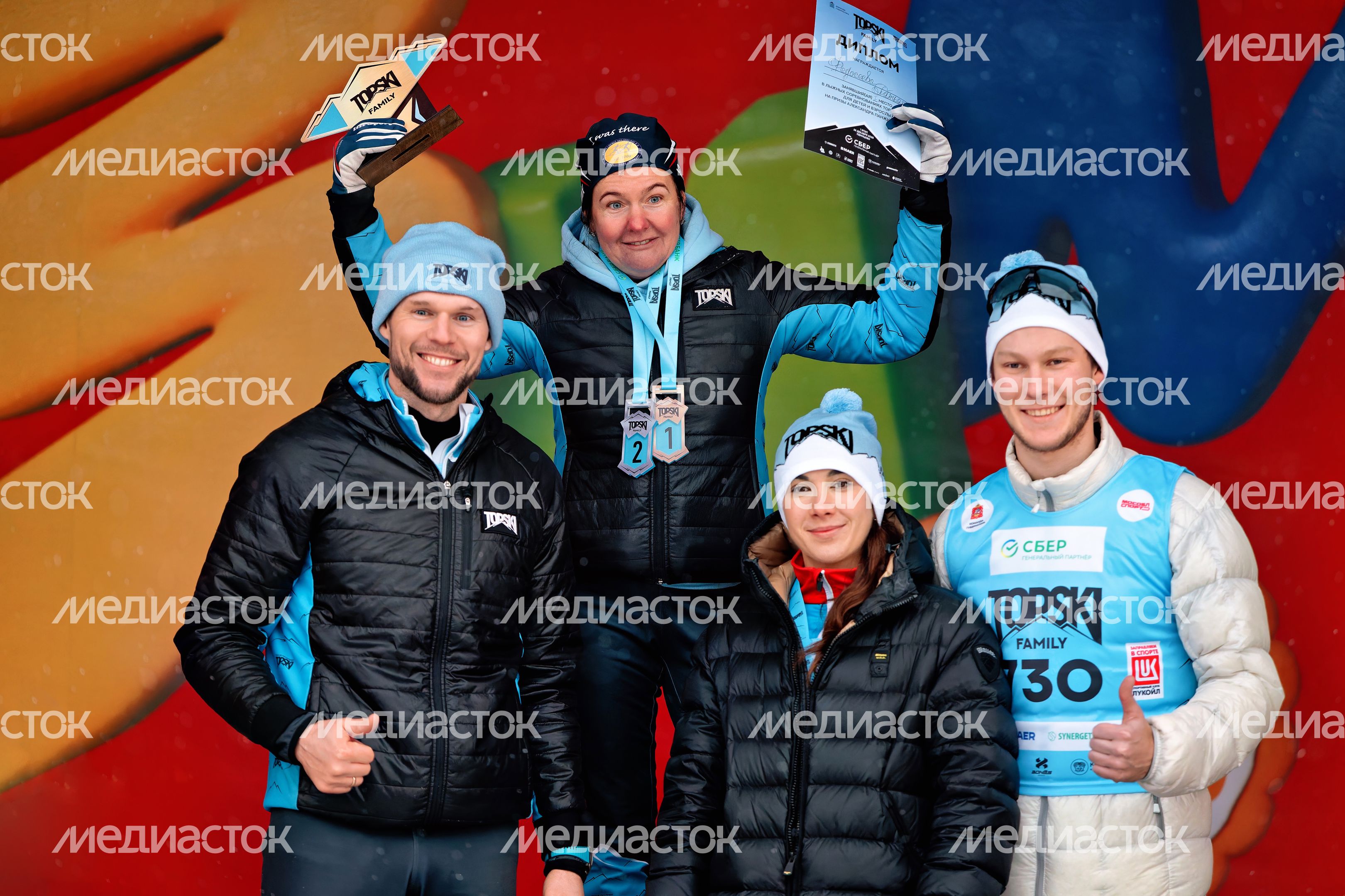 Лыжник Александр Панжинский наградил победителей гонки Тopski family 2025-2026 в Одинцово Лыжник Александр Панжинский наградил победителей гонки Тopski family 2025-2026 в Одинцово
