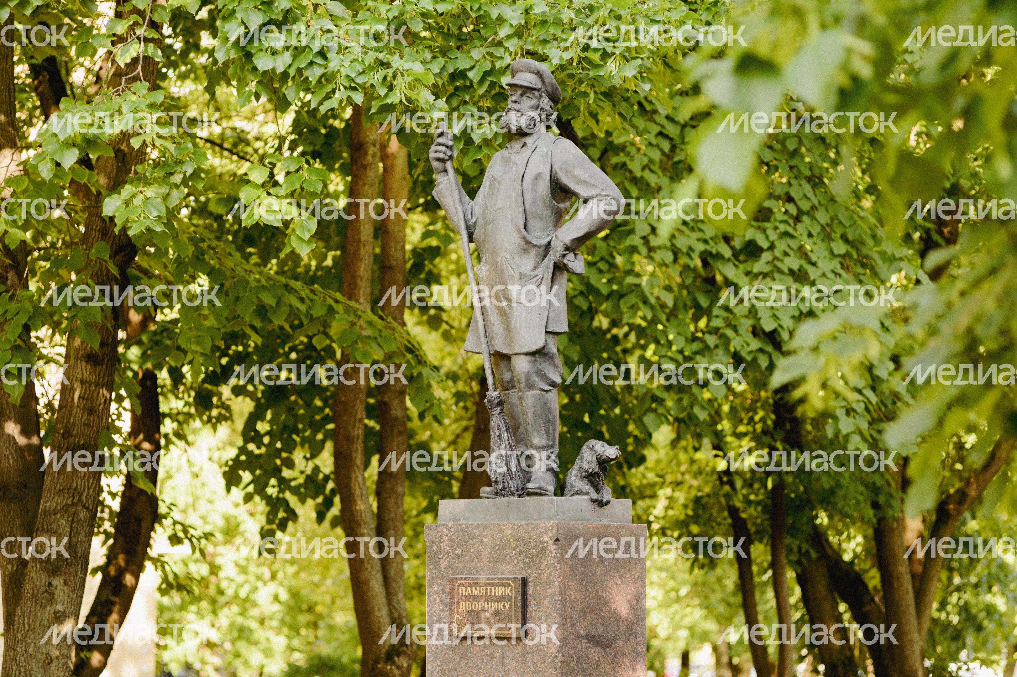 Памятник Дворник с собачкой