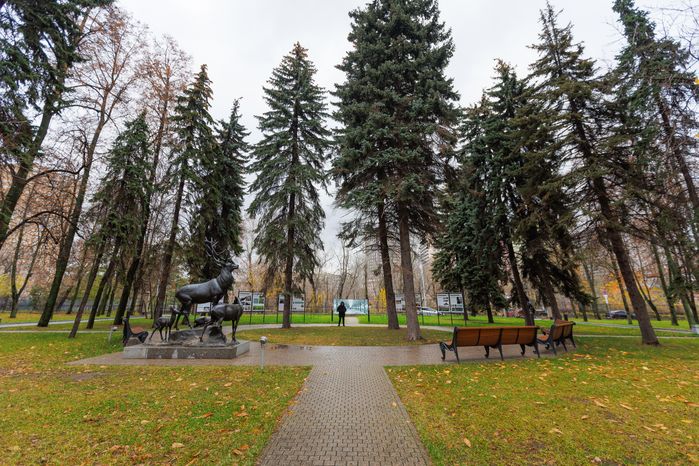 Жанровая скульптура «Олени» в парке усадьбы Белая Дача в Котельниках осенью