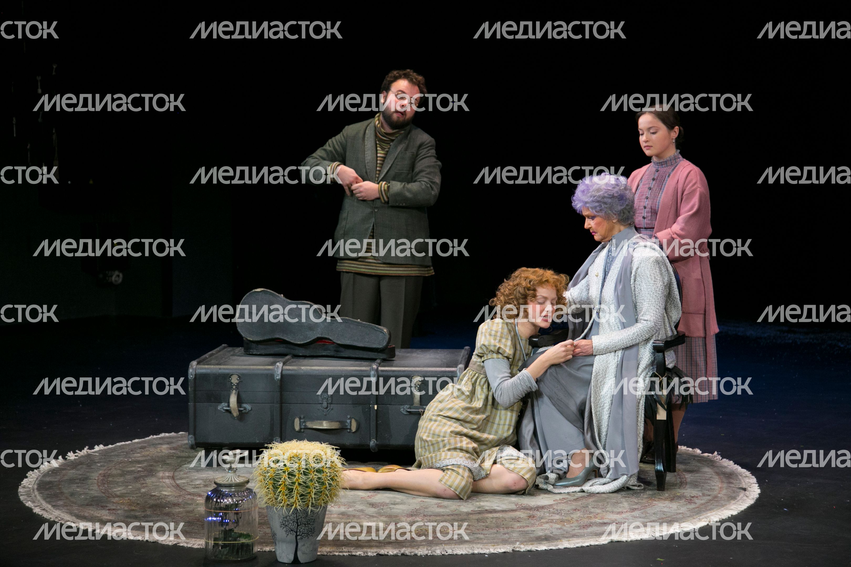 Премьера спектакля «Возьмите зонт, мадам Готье!» в театре имени Вахтангова