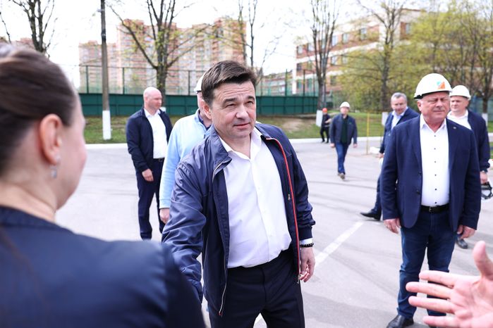 Андрей Воробьев проверил ход ремонта бассейна в поселке Селятино
