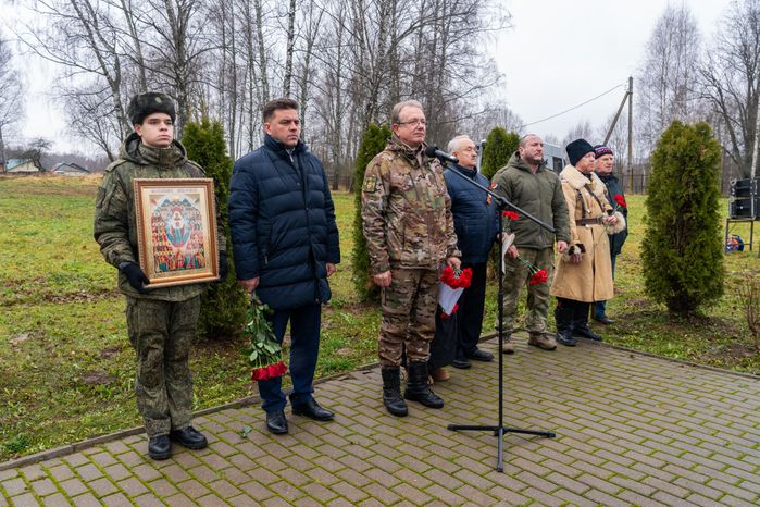 Возложение цветов к могиле Неизвестного солдата на Бородинском поле