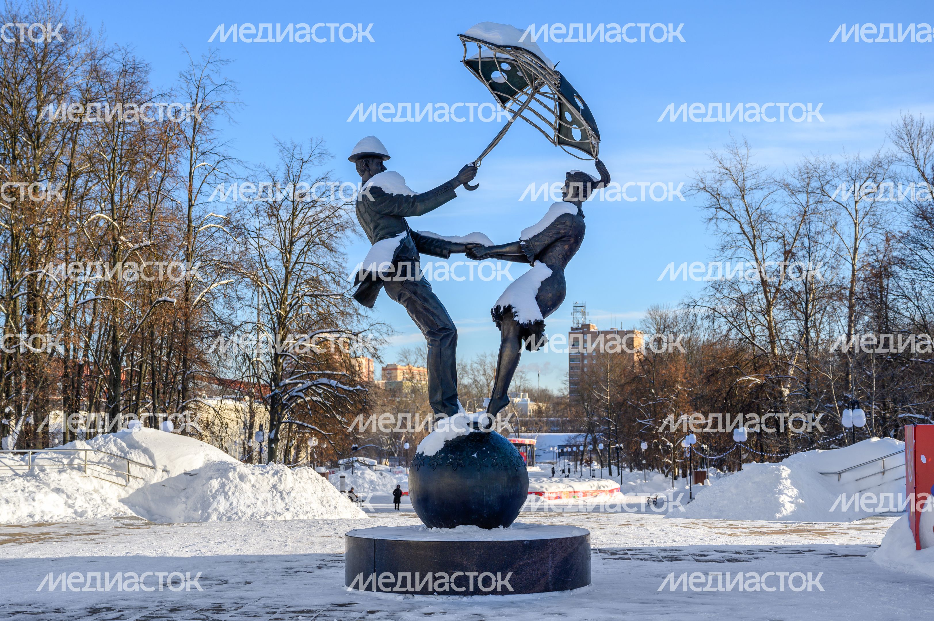 Скульптура «Танцующие на шаре под зонтиком» в Центральном парке культуры и отдыха города Люберцы