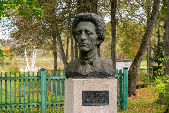 Бюст А. Блока у земской школы в усадьбе Тараканово в Клину