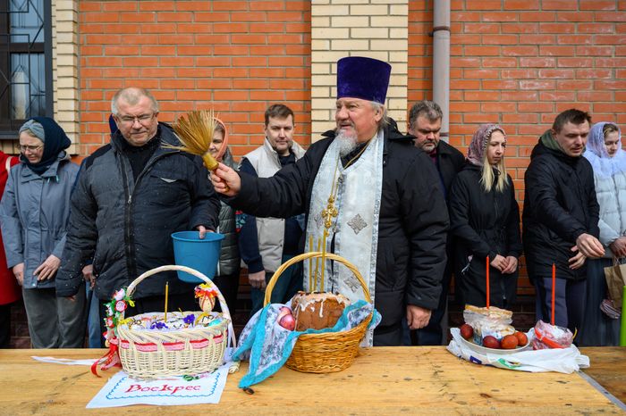 Освещение куличей в праздник Пасхи в храме Неопалимая Купина в Востряково округа Домодедово