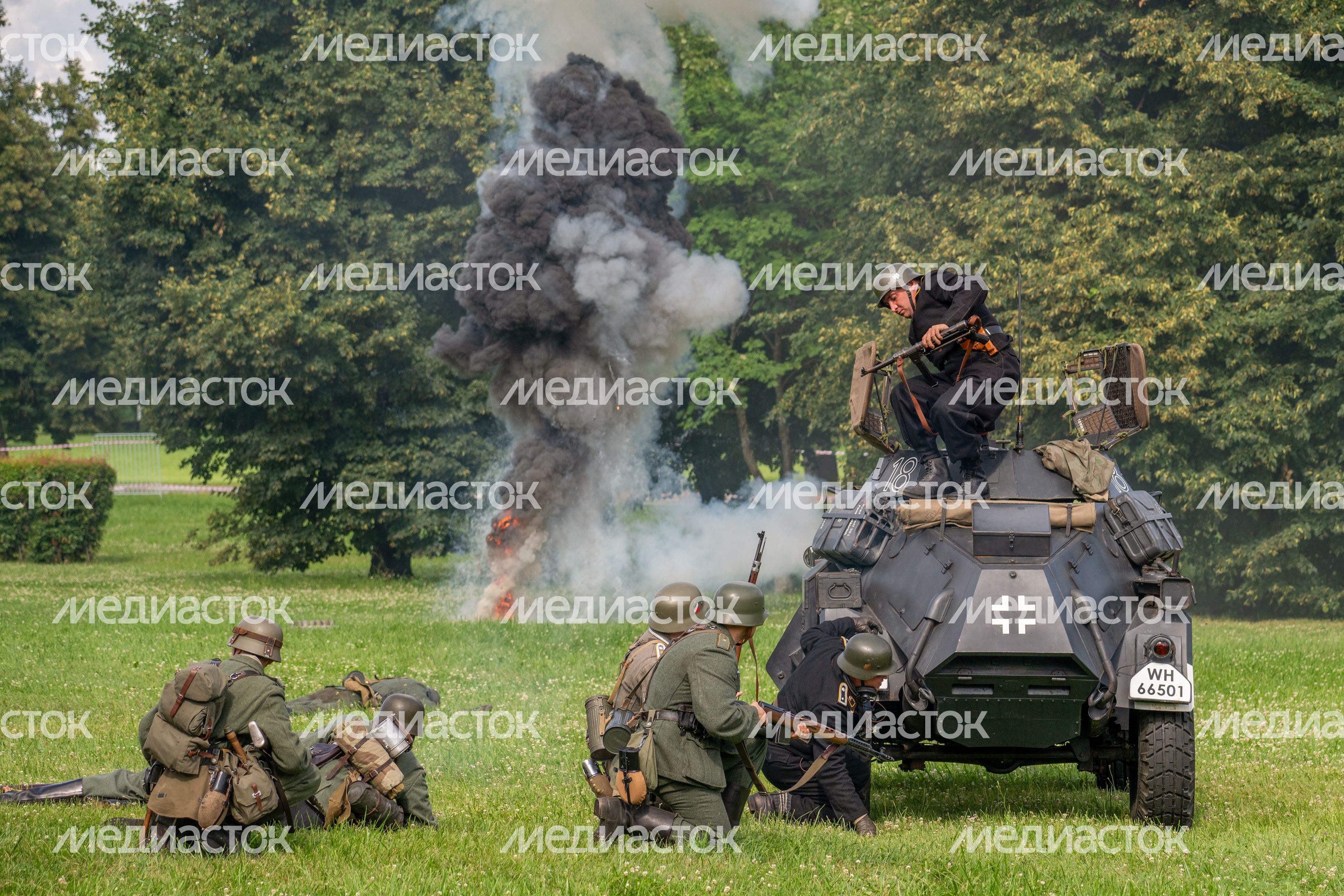 Реконструкция боя на военно-историческом фестивале «Ополчение. По зову сердца» в музее-заповеднике «Горки Ленинские» Реконструкция боя на военно-историческом фестивале «Ополчение. По зову сердца» в музее-заповеднике «Горки Ленинские»