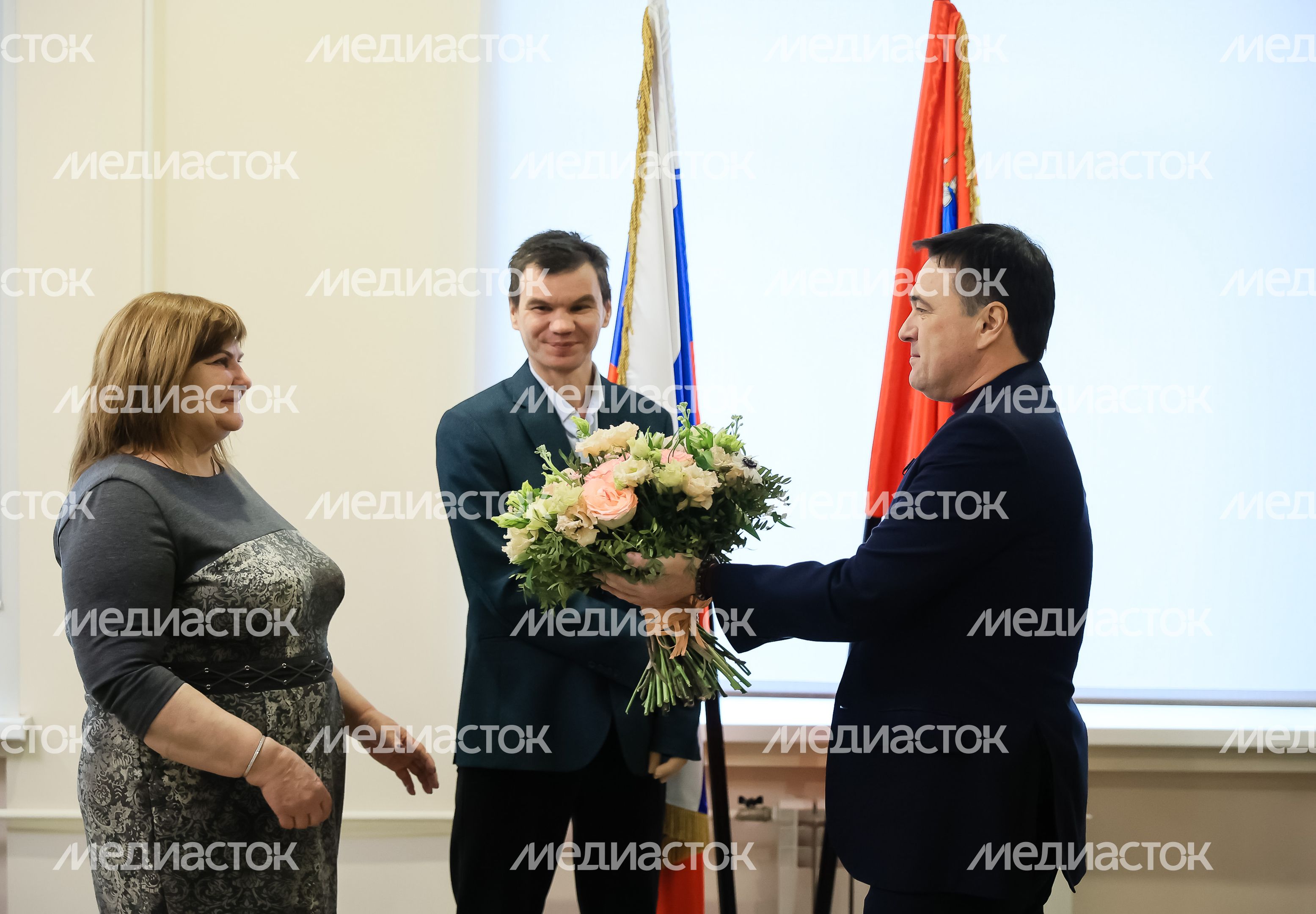 Вручение Губернатором Ордена Мужества добровольцу из Подольска