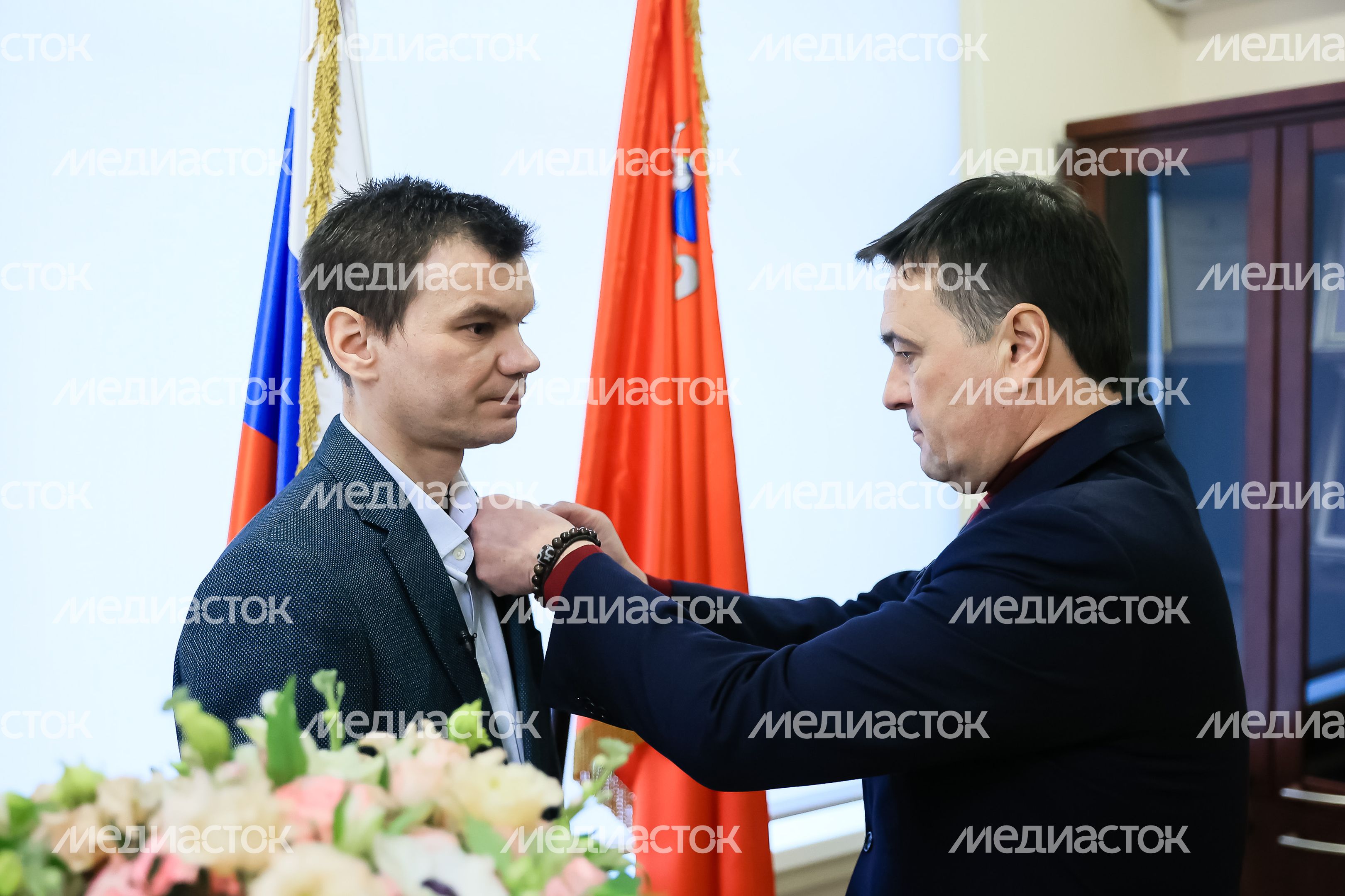 Вручение Губернатором Ордена Мужества добровольцу из Подольска