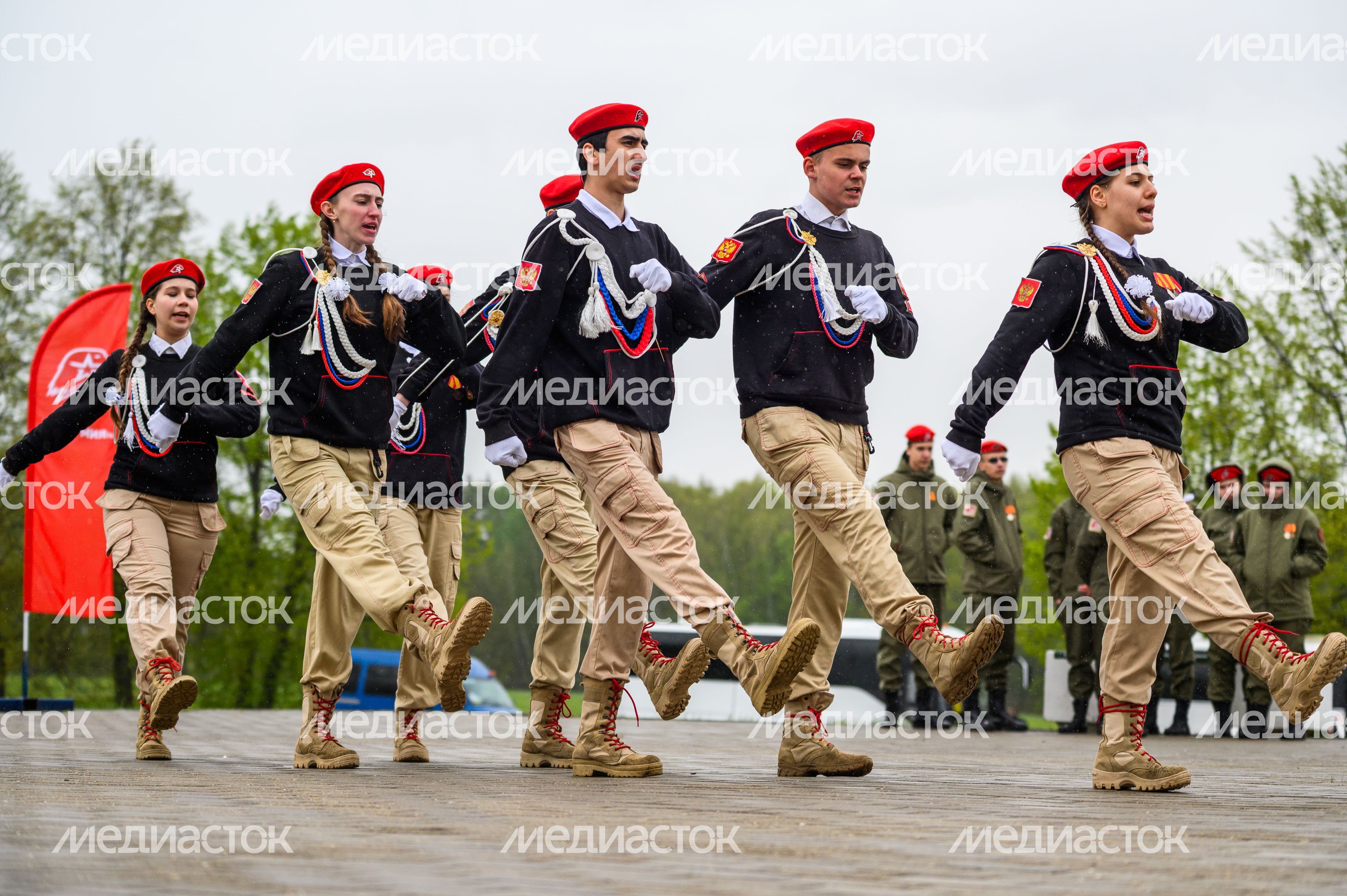 Военно-патриотическая игра «Юнармия, вперед!», посвященная Дню Победы, в Горках Ленинских Военно-патриотическая игра «Юнармия, вперед!», посвященная Дню Победы, в Горках Ленинских
