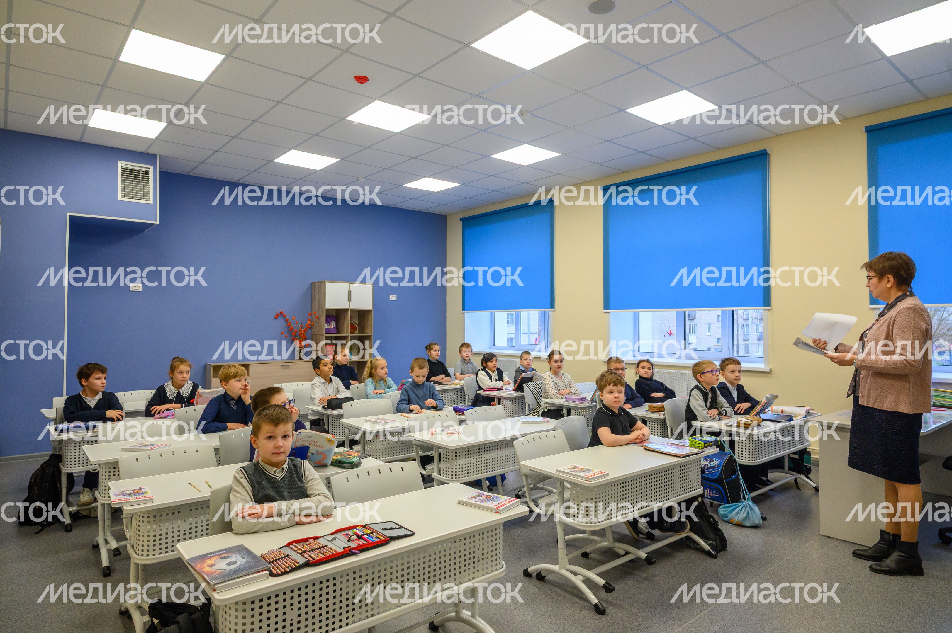 Учитель с учениками на уроке в Центре образования №23 в поселке Обухово Богородского округа после капитального ремонта Учитель с учениками на уроке в Центре образования №23 в поселке Обухово Богородского округа после капитального ремонта
