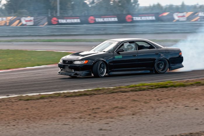 Дрифт-гонка автомобилей по автодрому Moscow Raceway на фестивале «Дрифт Экспо» в Волоколамске