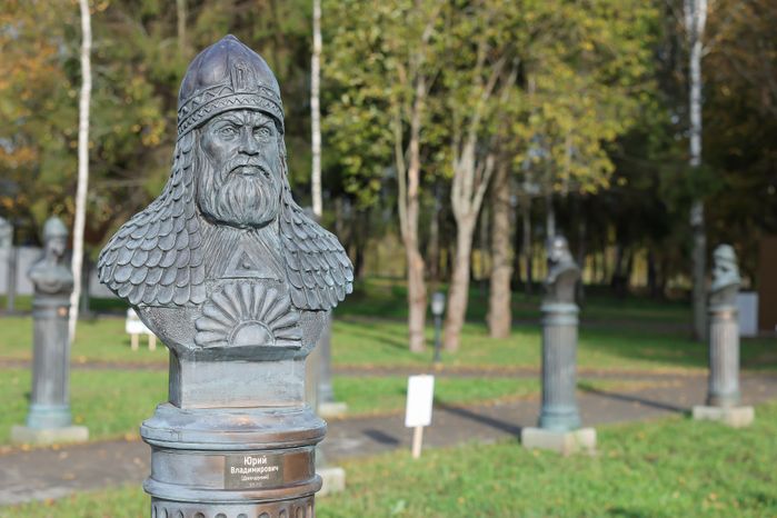 Бюст Юрия Долгорукого в Аллее правителей в усадьбе Татищева под Солнечногорском